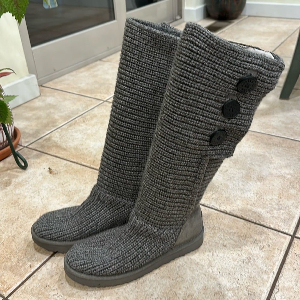 EUC UGG classic cardy boots US 9